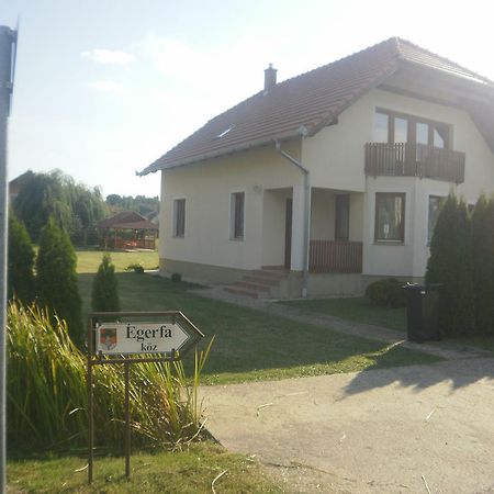 Zalakarosi Egerfa Nyaralohaz Foeldszinti Es Emeleti Apartman Exterior foto