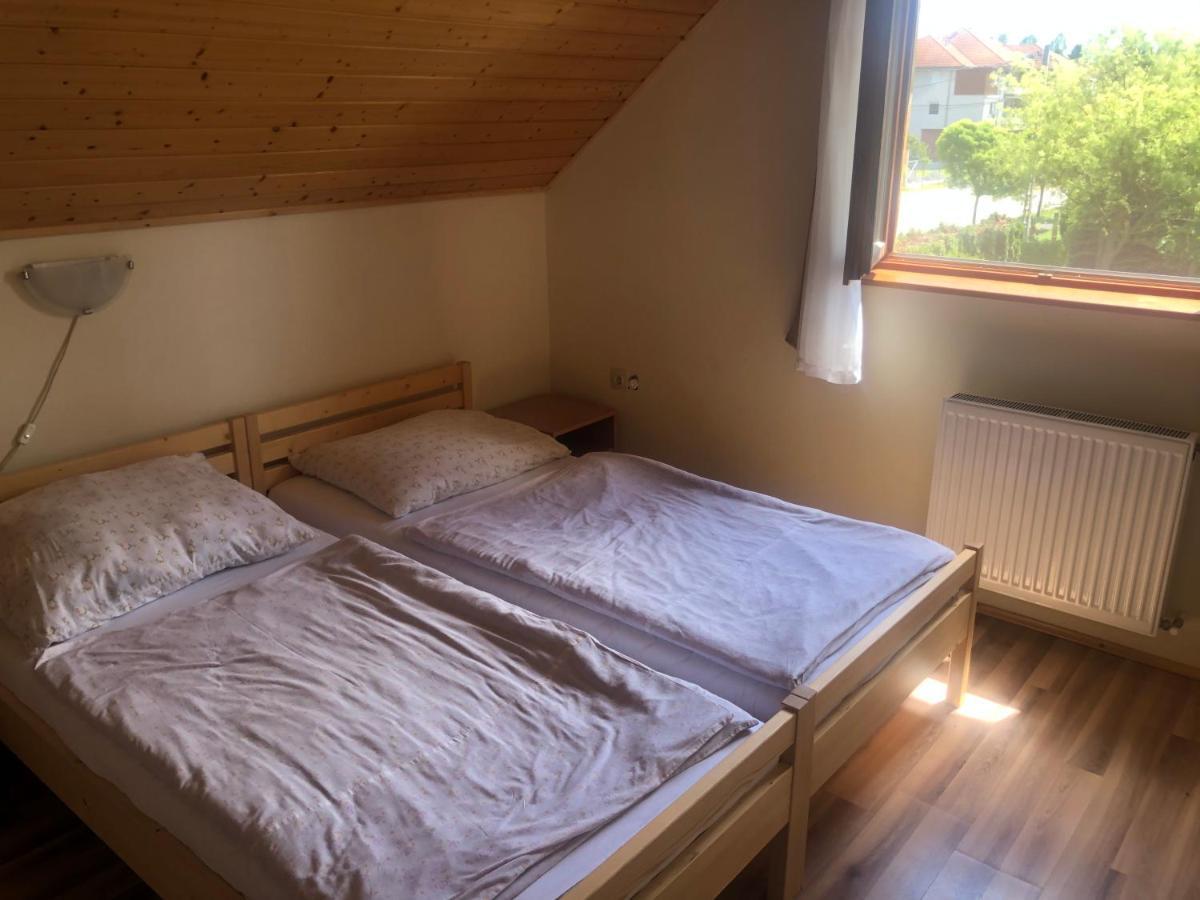 Zalakarosi Egerfa Nyaralohaz Foeldszinti Es Emeleti Apartman Exterior foto