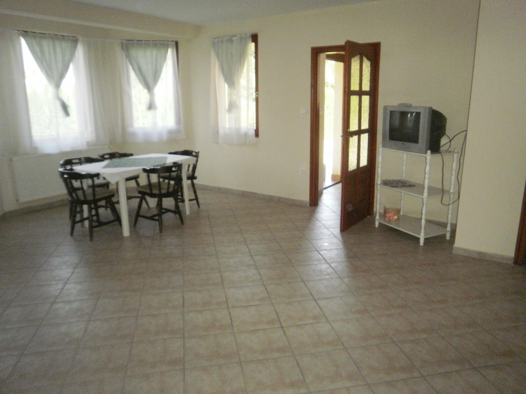 Zalakarosi Egerfa Nyaralohaz Foeldszinti Es Emeleti Apartman Zimmer foto
