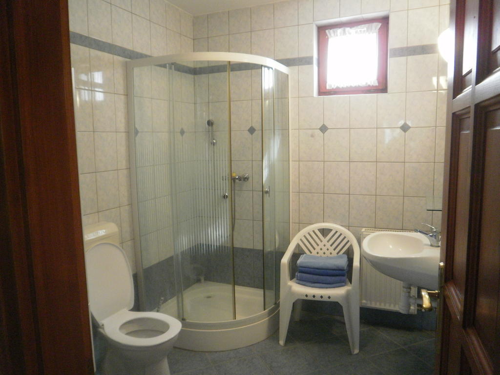 Zalakarosi Egerfa Nyaralohaz Foeldszinti Es Emeleti Apartman Zimmer foto